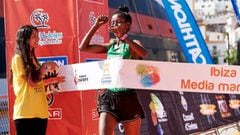 La atleta etiope Takele Chernet celebra su victoria en la prueba femenina de la Ibiza Media Marat&oacute;n.