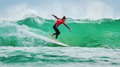 Sasha Jane Lowerson surfeando una ola en la punta de una tabla de longboard en Avalon (Australia Occidental), en mayo del 2022. 