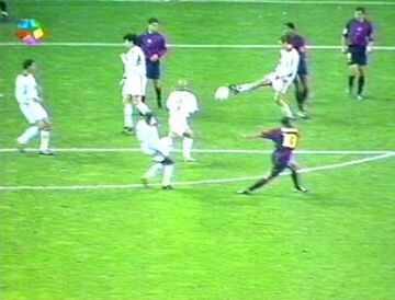 Real Madrid (2) - Barcelona (2). Losantos Omar anuló un gol legal a Rivaldo en los últimos instantes del partido. El brasileño disparó con tres compañeros en fuera de juego, pero fue Helguera quien tocó el balón y lo introdujo en la portería.