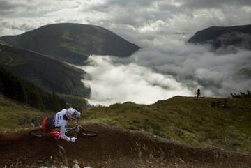 Las pruebas de mountain bike son espectaculares y el espectador que está viendo esta en Gales lo sabe pero también conoce los riesgos de acercarse mucho al circuito y observa la competición a distancia 