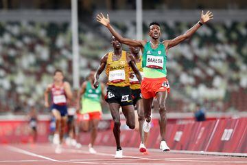 El fotógrafo de Getty Images Christian Petersen captura a Selemon Barega del equipo de Etiopía mientras celebra ganar la medalla de oro en la final masculina de 10,000 metros en el séptimo día de los Juegos Olímpicos de Tokio 2020. Los 10.000 metros son una carrera larga y agotadora y la alegría desenfrenada en el rostro de Barega muestra lo especial que es para él la victoria.