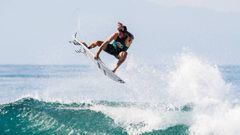 Jack Freestone sobrevolando una ola en Keramas, donde gan&oacute; la segunda parada del campeonato de surf a&eacute;reo Red Bull Airborne.