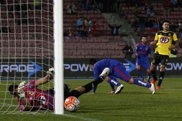 El jugador de Universidad de Chile,  Felipe Mora, marca su gol contra San Luis durante el partido amistoso en el estadio Nacional de Santiago, Chile.