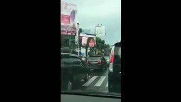 Proyectan v&iacute;deo &quot;porno&quot; en plena calle de Yakarta. Im&aacute;gen: YouTube