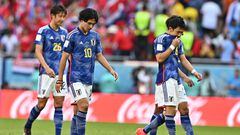 Takumi Minamino, con el número 10, se marcha lamentándose después de la derrota con Costa Rica.