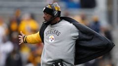 PITTSBURGH, PA - JANUARY 08: Head coach Mike Tomlin of the Pittsburgh Steelers is seen on the sidelines during the second quarter against the Miami Dolphins in the AFC Wild Card game at Heinz Field on January 8, 2017 in Pittsburgh, Pennsylvania.   Gregory Shamus/Getty Images/AFP == FOR NEWSPAPERS, INTERNET, TELCOS &amp; TELEVISION USE ONLY ==