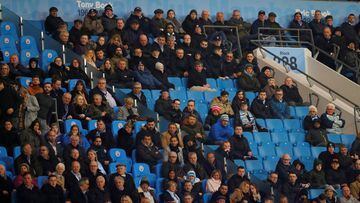 Los aficionados del Manchester City en el Etihad Stadium, durante un partido.