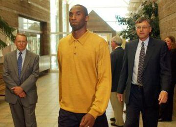 El ídolo de los Lakers estuvo en un proceso penal por una supuesta violación a una recepcionista de 19 años. Los cargos fueron dejados, pues la presunta víctima nunca quiso dar su testimonio.