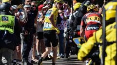 Great Britain&#039;s Christopher Froome (C), wearing the overall leader&#039;s yellow jersey, runs to get another bike after falling during the 178 km twelvelth stage of the 103rd edition of the Tour de France cycling race on July 14, 2016 between Montpel