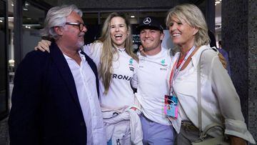 Nico Rosberg junto a su padre, su mujer y su madre tras ganar el t&iacute;tulo en Abu Dhabi.