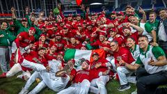 Miami (United States), 17/03/2023.- Mexico players celebrate after winning the 2023 World Baseball Classic quarter finals match between Mexico and Puerto Rico at loanDepot park baseball stadium in Miami, Florida, USA, 17 March 2023. (Estados Unidos) EFE/EPA/CRISTOBAL HERRERA-ULASHKEVICH
