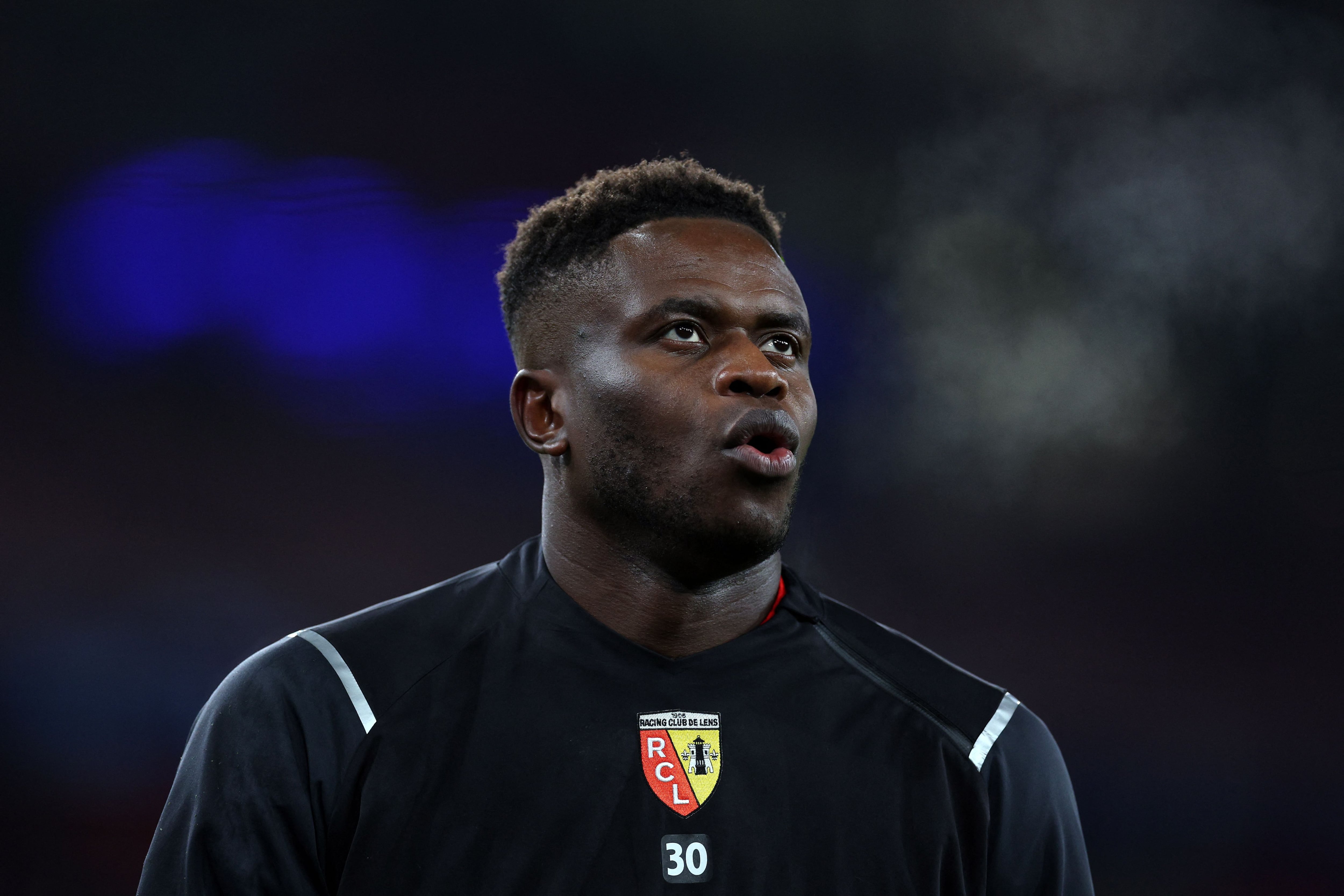 Lens' French goalkeeper #30 Brice Samba warms up ahead of the UEFA Champions League Group B football match between Arsenal and RC Lens at the Arsenal Stadium in north London on November 29, 2023. (Photo by Adrian DENNIS / AFP)
