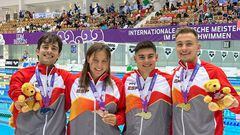 Los nadadores españoles Íñigo Llopis, Nuria Marqués, David Sánchez y Jacobo Garrido posan con sus medallas en las Series Mundiales de Natación Paralímpica de Berlín.