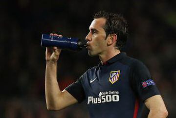 Atletico Madrid's Diego Godin getting some refreshment in. It's tough enough against Barcelona with 11.