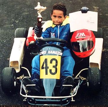 Hamilton con 13 años enseñando su primer trofeo de campeón.