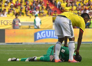 Colombia's Miguel Borja conforts Chile's goalkeeper Claudio Bravo during their WC2018 qualification football match in Barranquilla, on November 10, 2016.