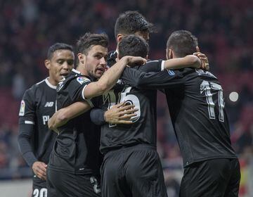 Alegría de los jugadores del Sevilla después del gol 1-1 