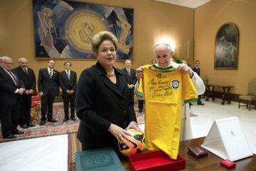 El Papa Francisco recibe una camiseta, firmada por el astro del fútbol brasileño Pelé, como un regalo de la presidenta de Brasil, Dilma Rousseff, durante una reunión en el Vaticano.