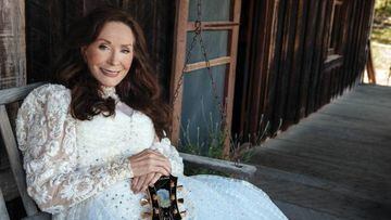 Country music singers, celebrities and fans shared their stories and feelings about Loretta Lynn, the coal miner’s daughter and one of the Queens of country, who passed away at the age of 90 on Tuesday.