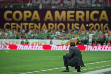 Juan Carlos Osorio observa el juego de manera peculiar.