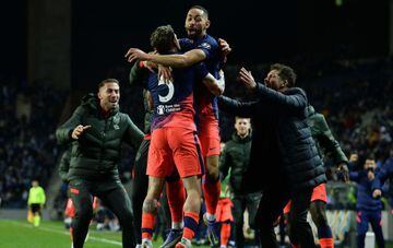 Rodrigo de Paul (centre) celebrates with Atlético Madrid head coach Diego Simeone (right) after scoring Los Rojiblancos' third goal against Porto on Tuesday.