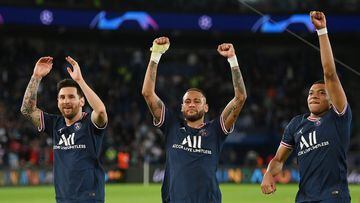 Lionel Messi, Neymar y Kylian Mbappé celebrando una victoria del Paris Saint-Germain Football Club.