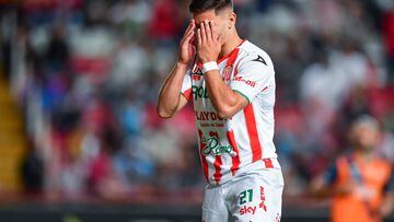 Maximiliano Silvera se lamenta tras fallar una acción en el juego entre Necaxa y Puebla