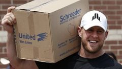 000XXXXXA. Houston (United States), 03/09/2017.- Houston Texans defensive end J.J. Watt holds a box of relief supplies on his shoulder while handing them out to people impacted by Hurricane Harvey, in Houston, Texas, USA, 03 September 2017. Watt&#039;s Hurricane Harvey Relief Fund has raised more than $18 million to date to help those affected by the storm. (Estados Unidos) EFE/EPA/Brett Coomer / POOL