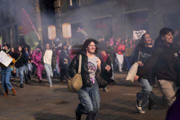 Las estudiantes corren durante la manifestación del Día Internacional de la Mujer en Milán, Italia. 
