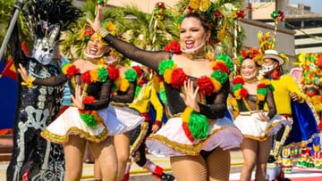 Barranquilleras de la comitiva del Carnaval de Barranquilla bailan en los eventos de la festividad
