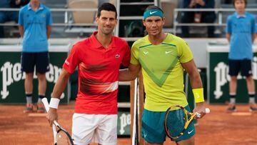Los tenista Novak Djokovc y Rafa Nadal posan antes de un partido en Roland Garros.