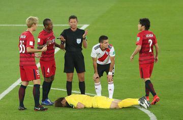 El portero del Kashima cayó lesionado tras un golpe con Rafael Santos Borré
