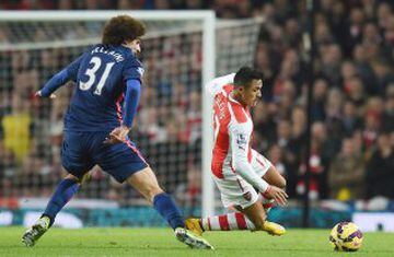 Alexis Sánchez estuvo en la derrota de Arsenal ante Manchester United en la Premier League.