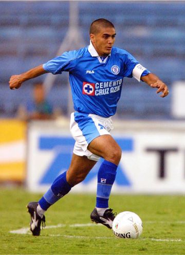 Estuvo en Cruz Azul desde 1999 hasta 2002, destacando en la Copa Libertadores.