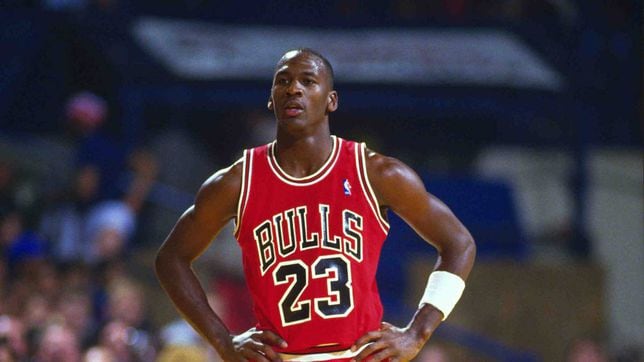 did Michael Jordan wear number 23 with the Chicago Bulls? - AS USA