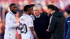 MALLORCA, SPAIN - FEBRUARY 05: Vinicius Junior of Real Madrid CF speaks with Carlo Ancelotti during the LaLiga Santander match between RCD Mallorca and Real Madrid CF at Estadi Mallorca Son Moix on February 05, 2023 in Mallorca, Spain. (Photo by Cristian Trujillo/Quality Sport Images/Getty Images)