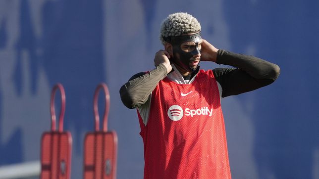 Why is Barcelona defender Ronald Araujo wearing a mask in the LaLiga game against Girona?