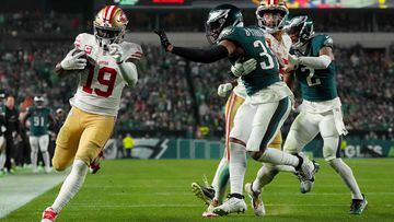 PHILADELPHIA, PENNSYLVANIA - DECEMBER 03: Deebo Samuel #19 of the San Francisco 49ers scores a touchdown during the third quarter in the game against the Philadelphia Eagles at Lincoln Financial Field on December 03, 2023 in Philadelphia, Pennsylvania.   Mitchell Leff/Getty Images/AFP (Photo by Mitchell Leff / GETTY IMAGES NORTH AMERICA / Getty Images via AFP)