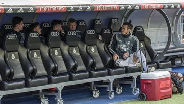 Gareth Bale, sentado en primera fila, tiene muchas papeletas para salir del Madrid este pr&oacute;ximo verano.