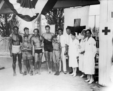 From left to right: Duke Kahanamoku, Clarence 'Buster' Crabbe, Harold 'Stubby' Kruger, Johnny Weissmueler, Judge Elmer F Hunsicker, Paul Goss, Mabel Fitzmorris, Ella Layne Brown and Carolyn Wayman in Ohio, USA in 1932.