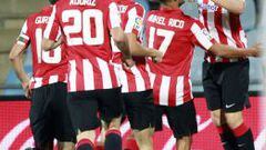 Los jugadores del Athletic de Bilbao celebran el gol marcado por su compa&ntilde;ero, el defensa franc&eacute;s Aymeric Laporte, ante el Getafe, durante el partido de Liga de Primera Divisi&oacute;n que disputan hoy en el estadio Coliseum Alfonso P&eacute