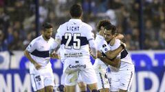 Fabian Rinaudo, Facundo Oreja y varios jugadores de Gimnasia celebran un gol del equipo argentino ante Ponte Preta