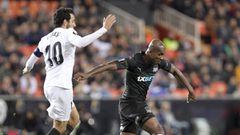 Krasnodar&#039;s Charles Kabore, right, duels for the ball with Valencia&#039;s Daniel Parejo during the Europa League round of 16, first leg soccer match between Valencia and FC Krasnodar at the Mestalla Stadium in Valencia, Spain, Thursday, March 7, 201