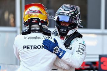 Lewis Hamilton saluda a Valtteri Bottas tras la clasificación del GP de Azerbaiyán. 