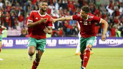 El delantero marrueco Ayoub El Kaabi (i) celebra con su compa&ntilde;ero de equipo Amine Harit (d) despu&eacute;s de marcar el 1-1 durante un partido amistoso internacional entre Marruecos y Eslovaquia, en el Stade de Gen&egrave;v, en Ginebra.