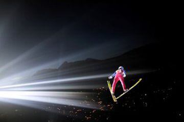 Iluminado se encuentra el noruego Daniel-Andre Tande durante su salto de entrenamiento en el tonrneo 'Four Hills' en Oberstdorf, Alemania.