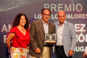 Ángel González Lavado y Esperanza Simón Rubio (padres de Manuel González Simón) reciben el premio de manos de Jaime de Jaraíz, presidente y CEO LG España y Portugal.