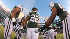 EAST RUTHERFORD, NJ - NOVEMBER 27:  Running Back Matt Forte #22 of the New York Jets is introduced before the game against the New England Patriots on November 27, 2016 at MetLife Stadium in East Rutherford, New Jersey. The Patriots defeated the Jets 22-17. (Photo by Al Pereira/Getty Images)