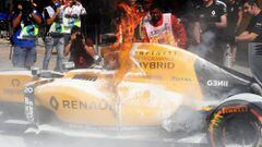 El Renault de Magnussen ardiendo.