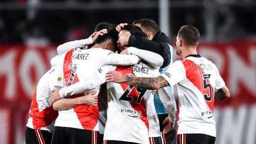 AVELLANEDA, ARGENTINA - AUGUST 07: Bruno Zuculini (R) of River Plate celebrates with teammate after winning a match between Independiente and River Plate as part of Liga Profesional 2022 at Estadio Libertadores de América - Ricardo Enrique Bochini on August 7, 2022 in Avellaneda, Argentina. (Photo by Marcelo Endelli/Getty Images)